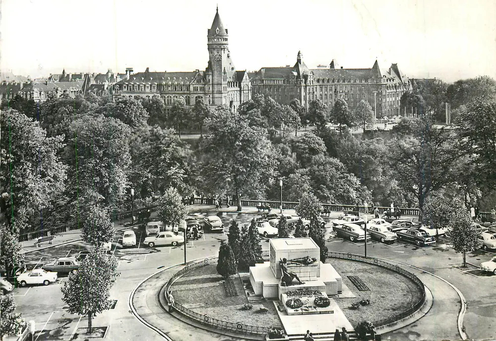 Luxemburg — Place de la Constitution mit dem Gedenkmonument (1923) — E.A. Schnack - Vorderseite