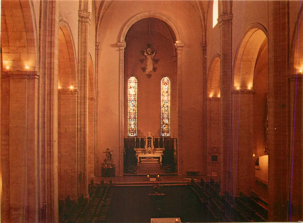 Igreja de Nossa Senhora da Ciotat — vista interior e exterior — editor não visível - Frente