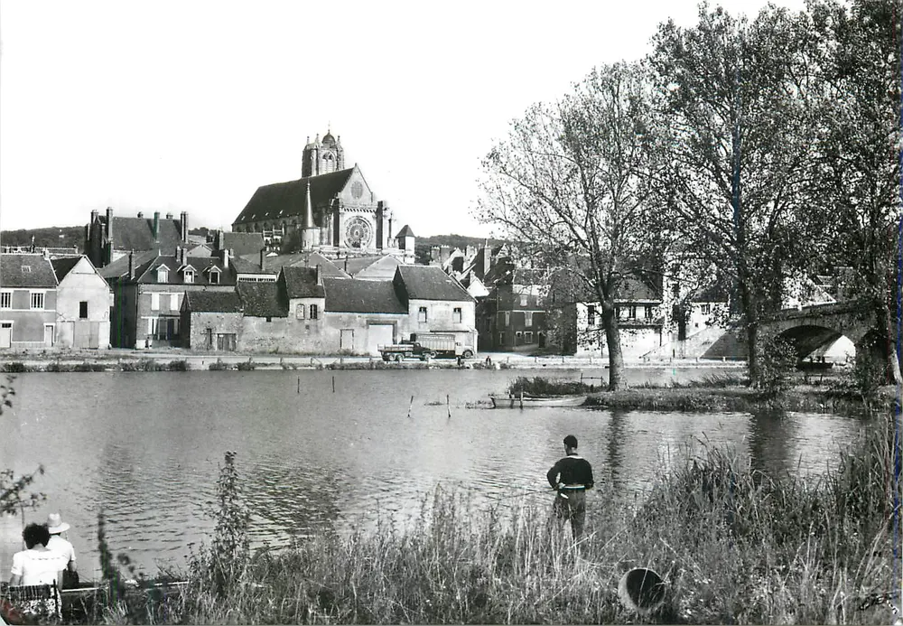 Villeneuve-sur-Yonne — Bords de l’Yonne — Imprimeur Combier, Macon - Recto