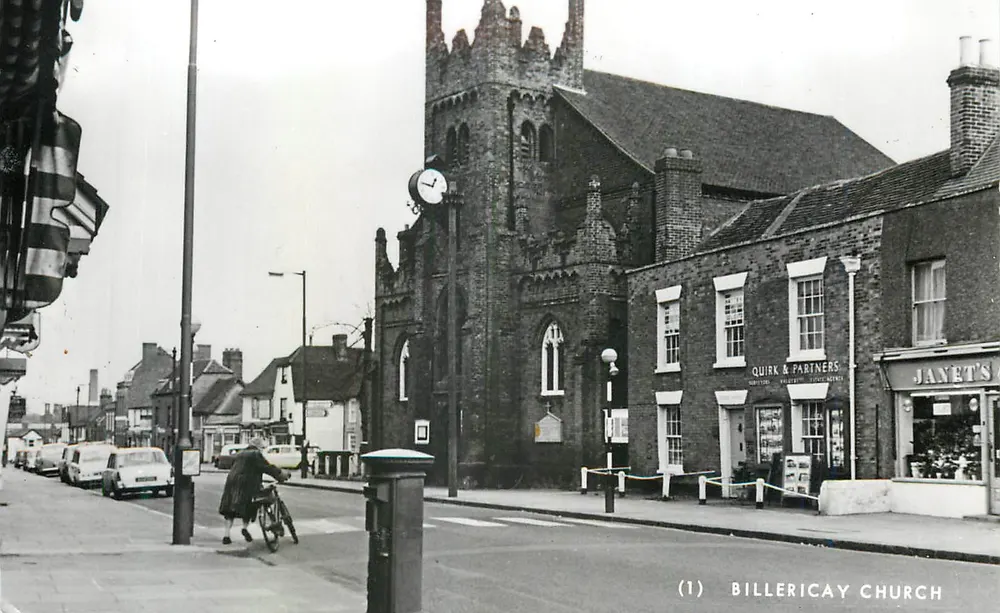 Igreja de Billericay — vista da rua com igreja e comércios — (1) Igreja de Billericay - Frente