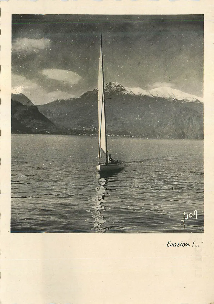 Embarcação a vela no lago — montanhas nevadas — Lyon - Frente
