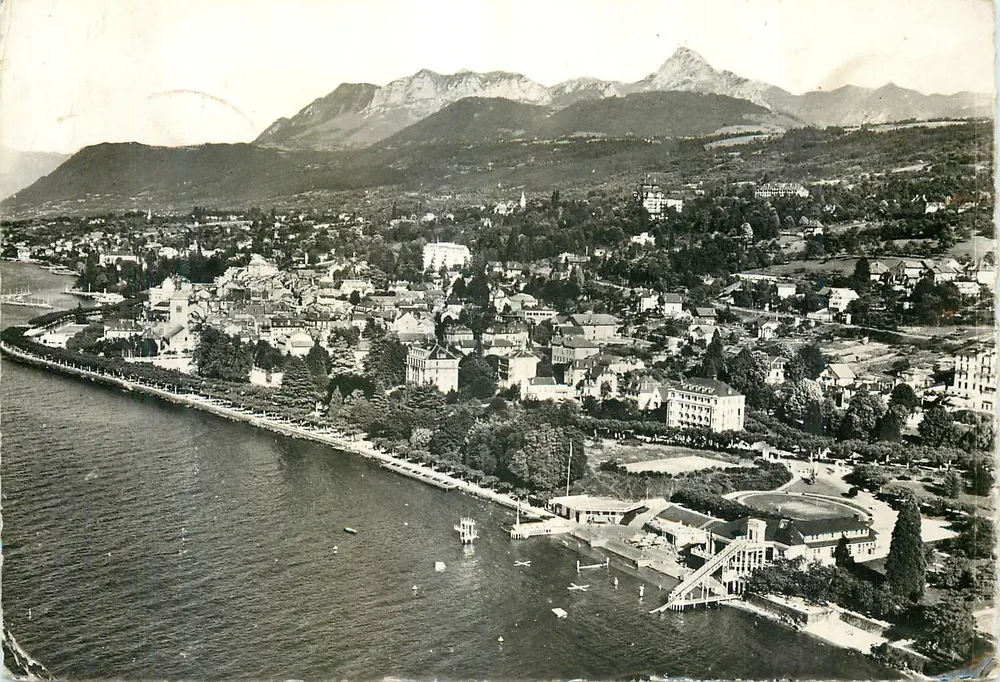 Évian-les-Bains — Der Strand, die Stadt und die Dent d'Oche — Les Éditions J. CELLARD — BRON - Vorderseite
