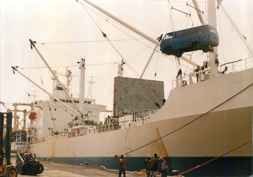 Laadwagen op een schip — havenbedrijf — zonder uitgever of serie-nummer leesbaar - Voorkant