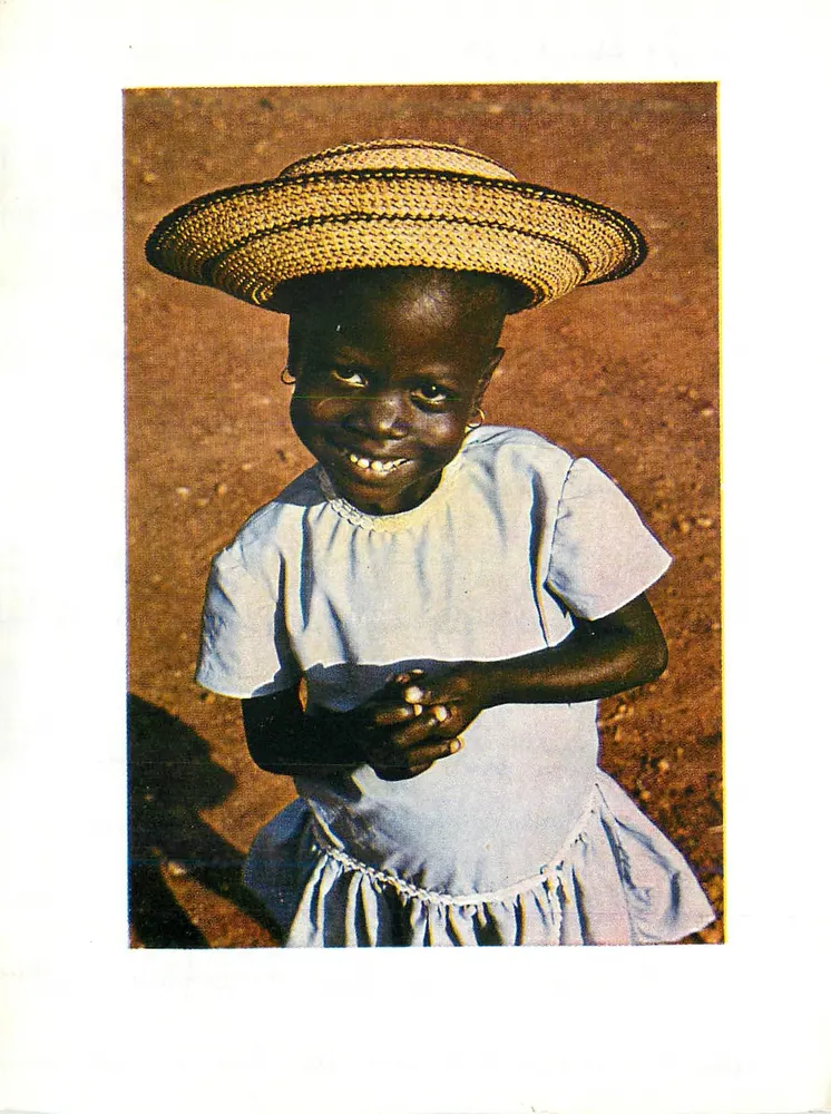 Menina sorridente usando um chapéu de palha — Editor não identificado, número de série não visível - Frente