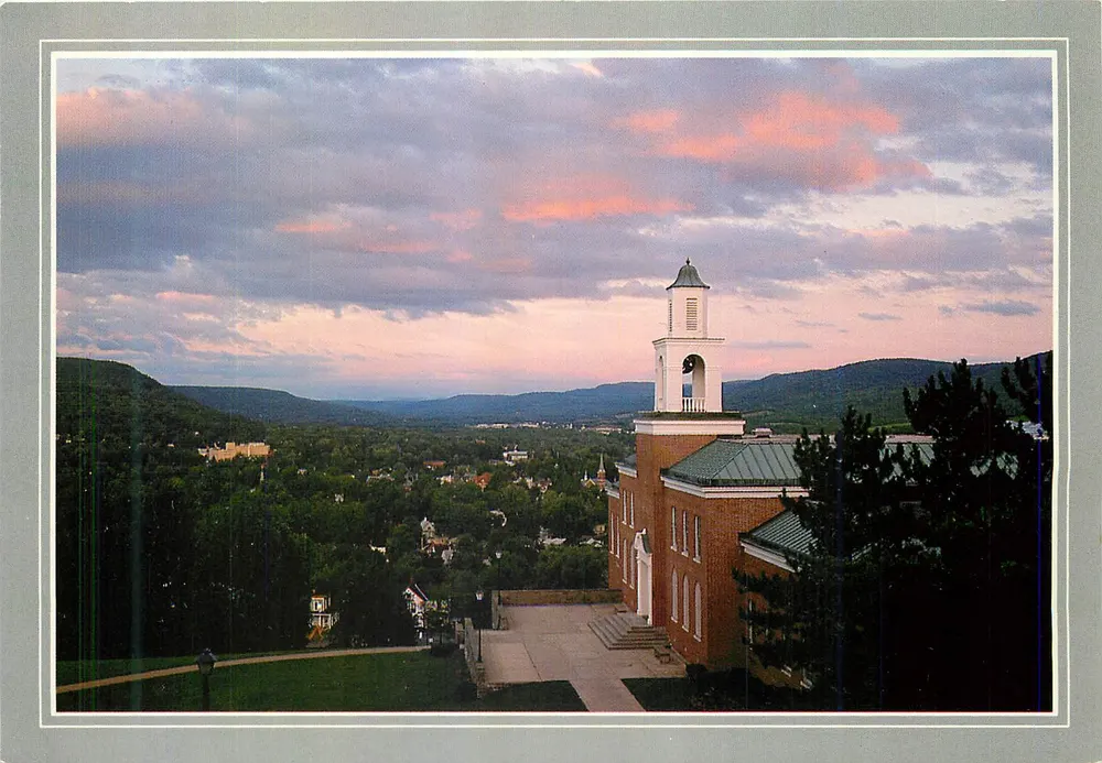 Ansicht der Stadt Oneonta — Hartwick College und das Willard E. Yager Museum — Verleger IRI Studios, Nr. HART-24 - Vorderseite
