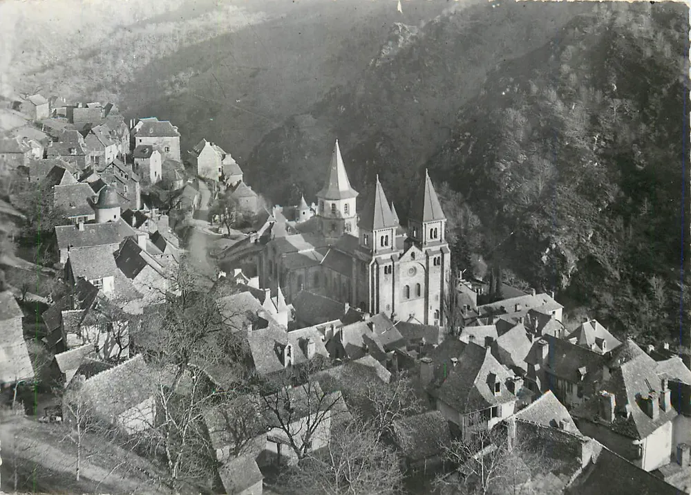 Conques — Panoramische uitzicht noordoost — Uitgaven Georges Decarzeville - Voorkant