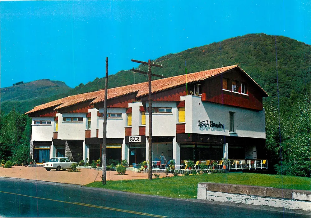 Hotel Mugaire — Bar-Restaurante — Ed. Tellechea, Oyeregui (Bertizarana) - Frente