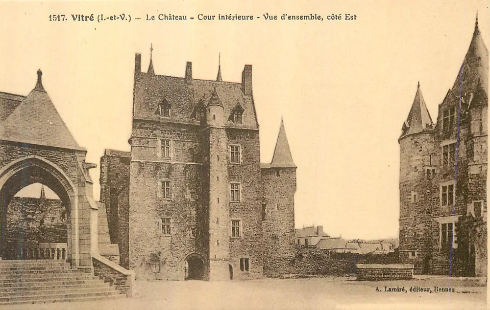 Vitré (Ille-et-Vilaine) — O Castelo — Pátio interno — Vista geral, lado Leste — A. Lamiré, editor, Rennes - Frente