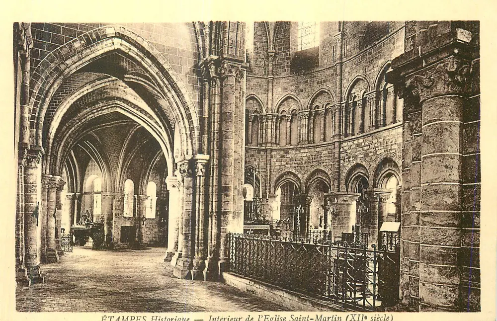 Historisches Étampes — Innenansicht der Kirche Saint-Martin (12. Jahrhundert) - Vorderseite