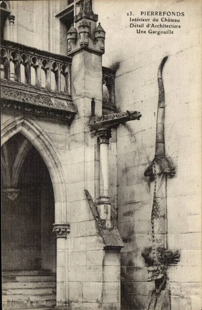 Pierrefonds — Intérieur du Château, détail d'architecture : une gargouille — Édition Varin - Pierrefonds - Recto