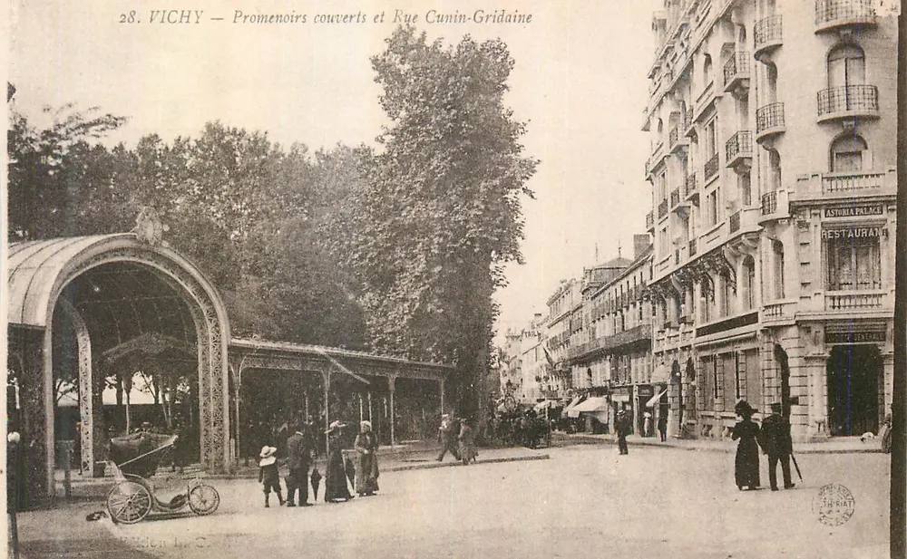 Vichy — Promenoirs couverts et Rue Cunin-Gridaine — Éditeur non identifié, n° 28 - Recto