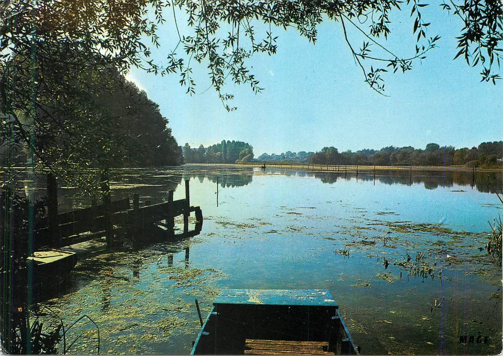 Lago de Marais — vista do lago com embarcação — Edições MAGE - Frente