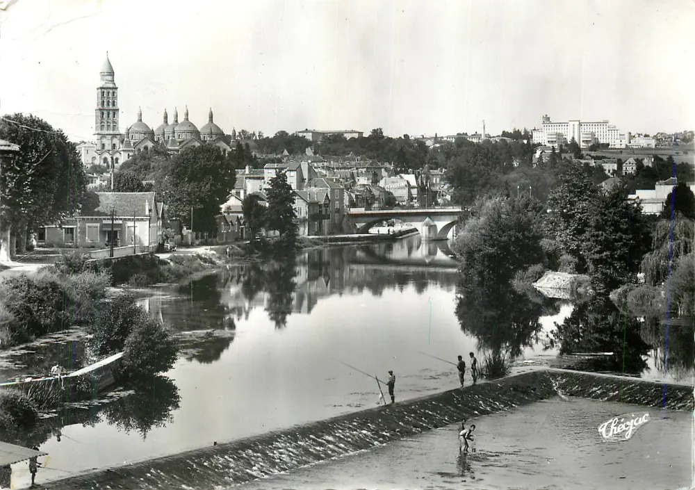 Périgueux — Vue générale avec la Basilique Sainte-Croix et le nouvel Hôpital — Chézac - Recto