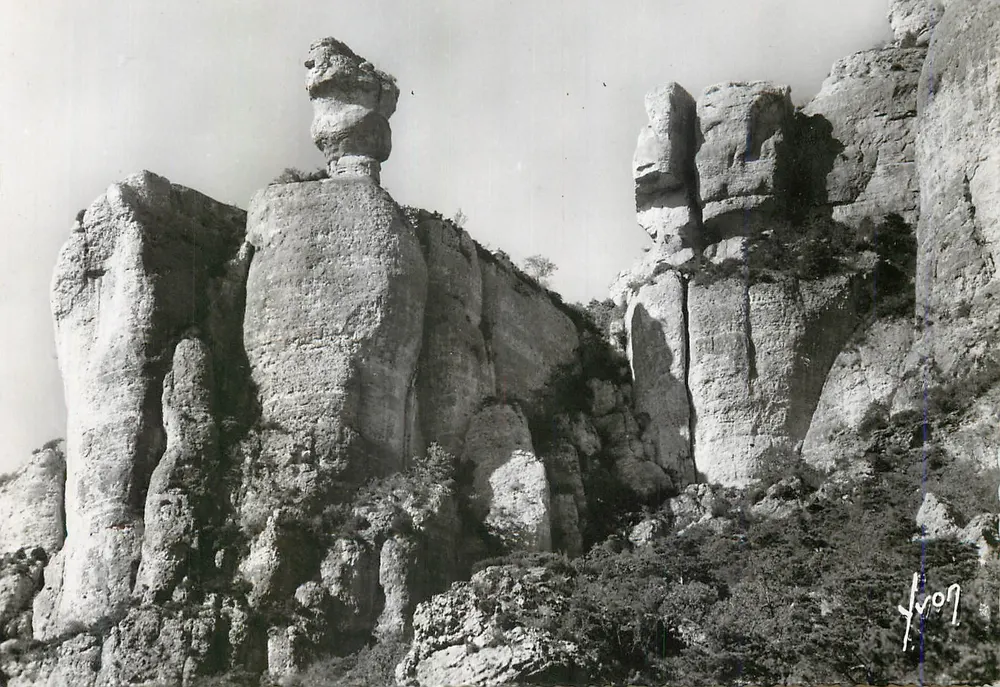 Cañon de la Jonte — Aussicht auf die Klippen des Causse Méjean, chinesische Vasen — Éditions d'Art 'YVON', Paris - Vorderseite