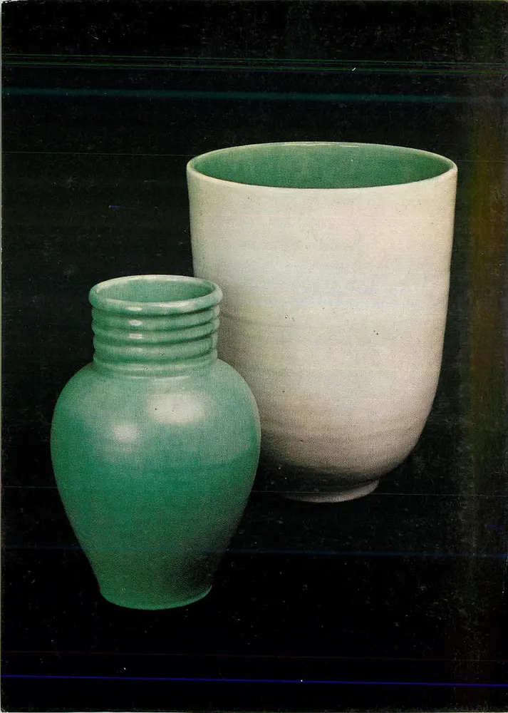 Dois vasos de argila — C. H. Brannam Ltd., Barnstaple, Devon, c. 1937 — Victoria and Albert Museum, Circ. 17 - Frente