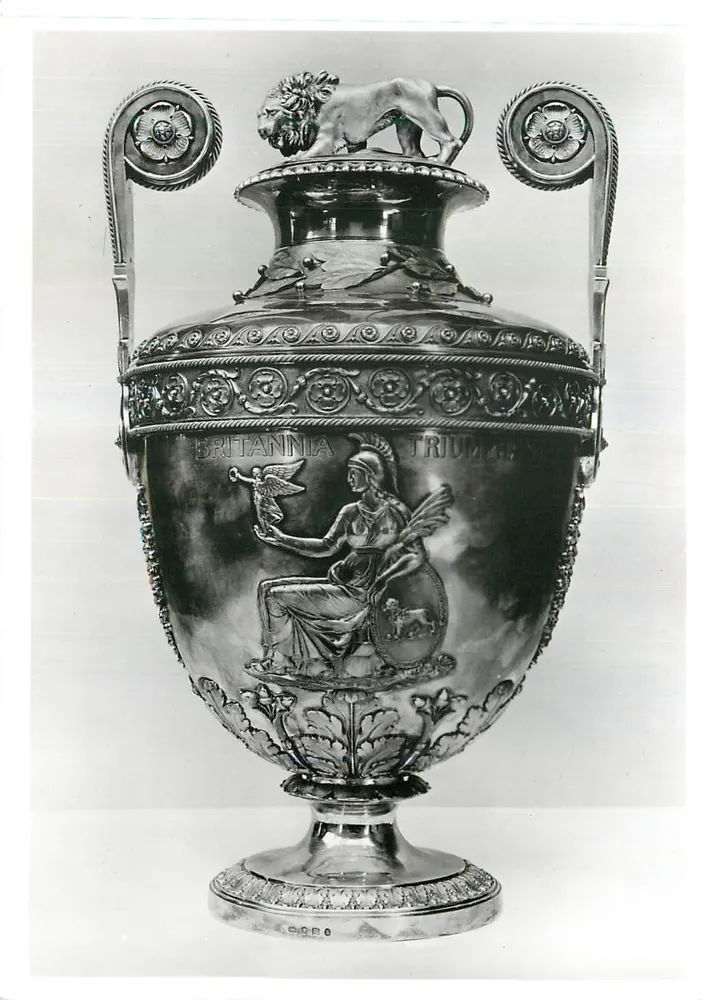 Trafalgar-Vase — Silber, entworfen von John Flaxman — Verlag Victoria and Albert Museum, n° M.109 - Vorderseite