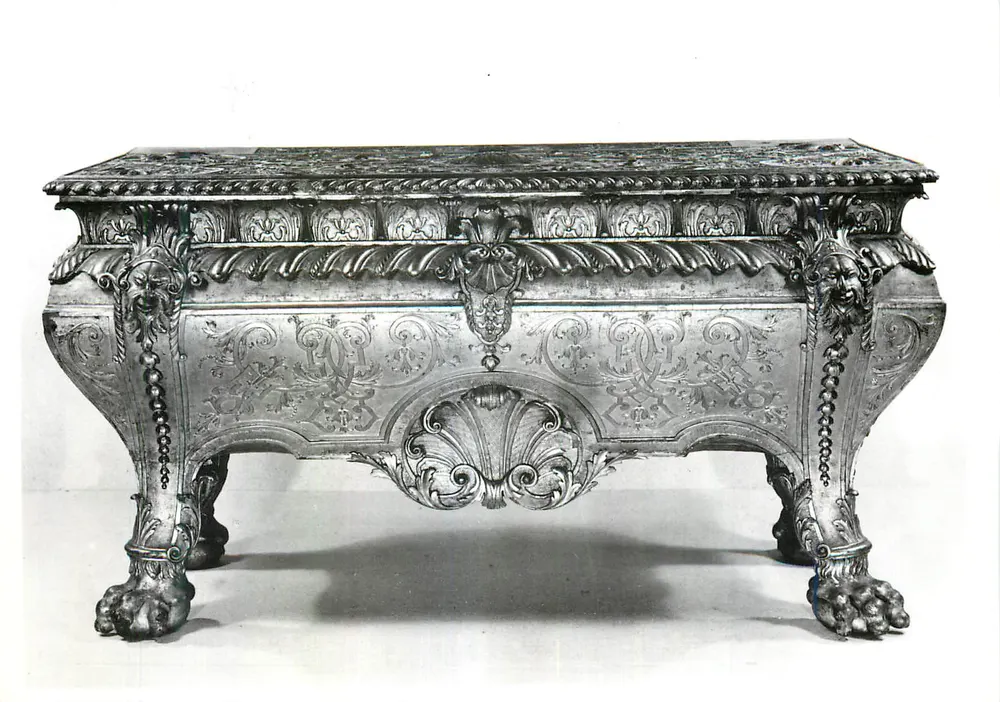 O cofre Bateman — ornamentos florais e máscaras — Museu Victoria and Albert - Frente