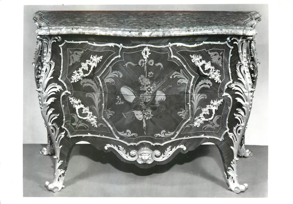 Commode Langlois — marqueteria incrustada com molduras em ormulu — Victoria and Albert Museum - Frente