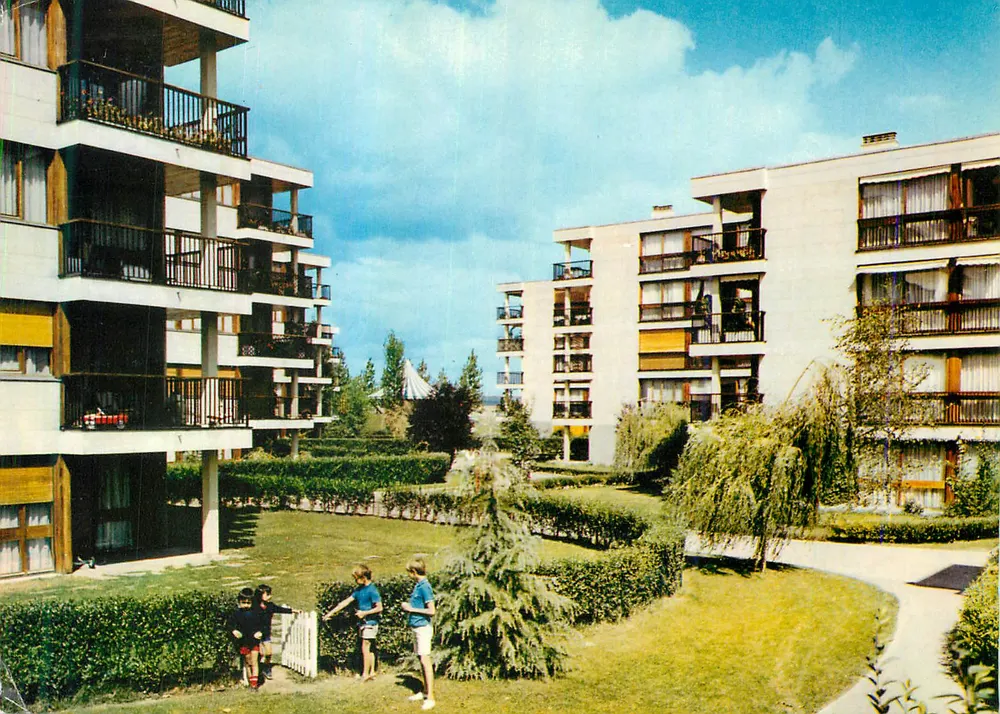 Fontenay-le-Fleury (Yvelines) — O parque Montaigne — Arch. M. Claude Balick, D.P.L.G. - Paris - Frente