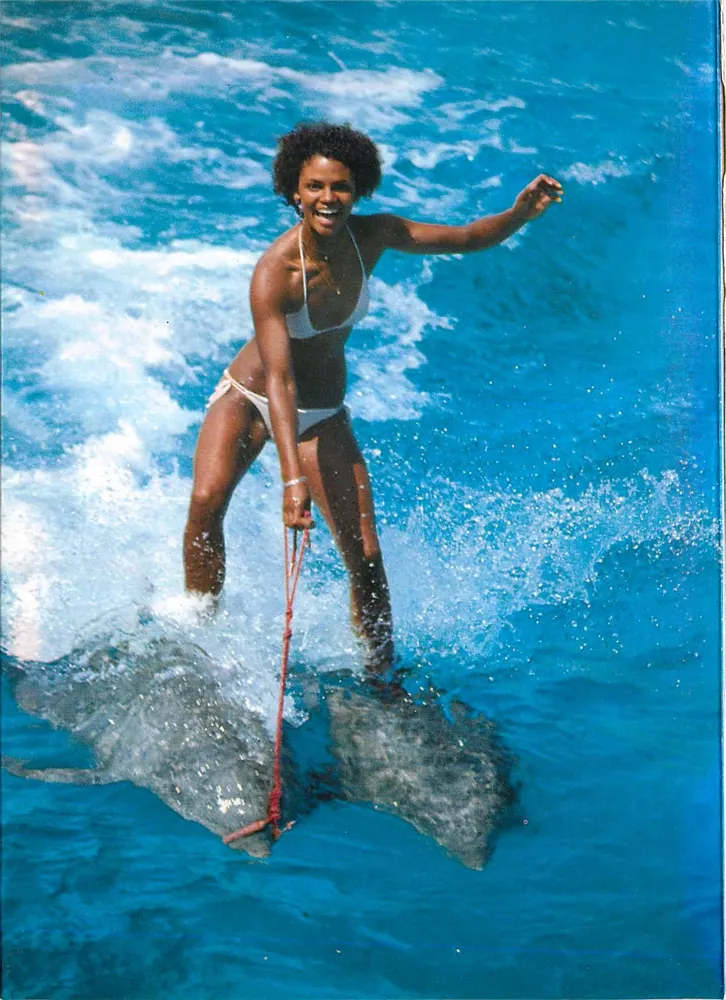 Frau im Badeanzug auf einem Windsurf-Board — Marineland Costa Brava — Verleger Marineland S.A. - Vorderseite