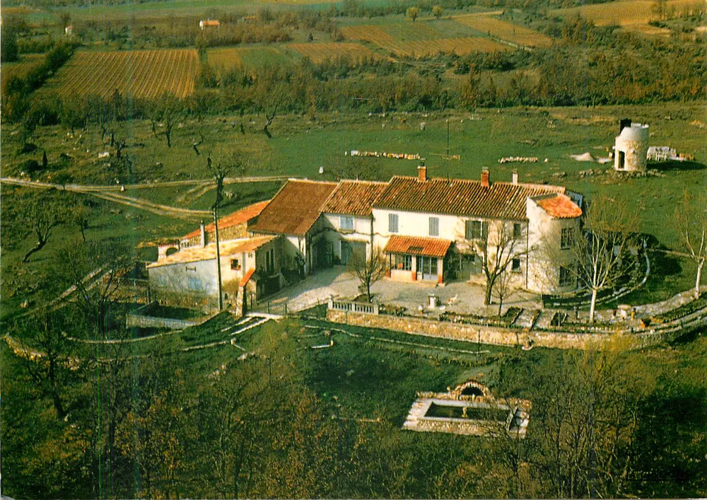 La Rougonne - Ginasservis (Var) — vista aérea de uma fazenda e de uma moenda de vento — Edições « LA CIGOGNE » - Frente
