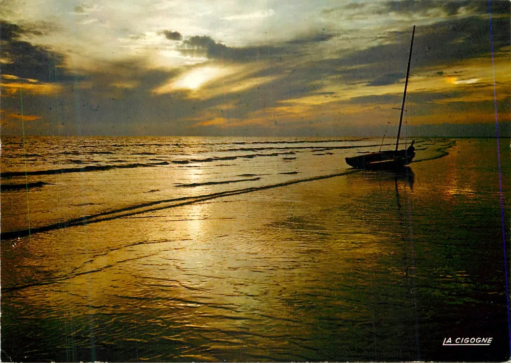 Pôr do sol na praia — barco a vela — editor La Cigogne - Frente