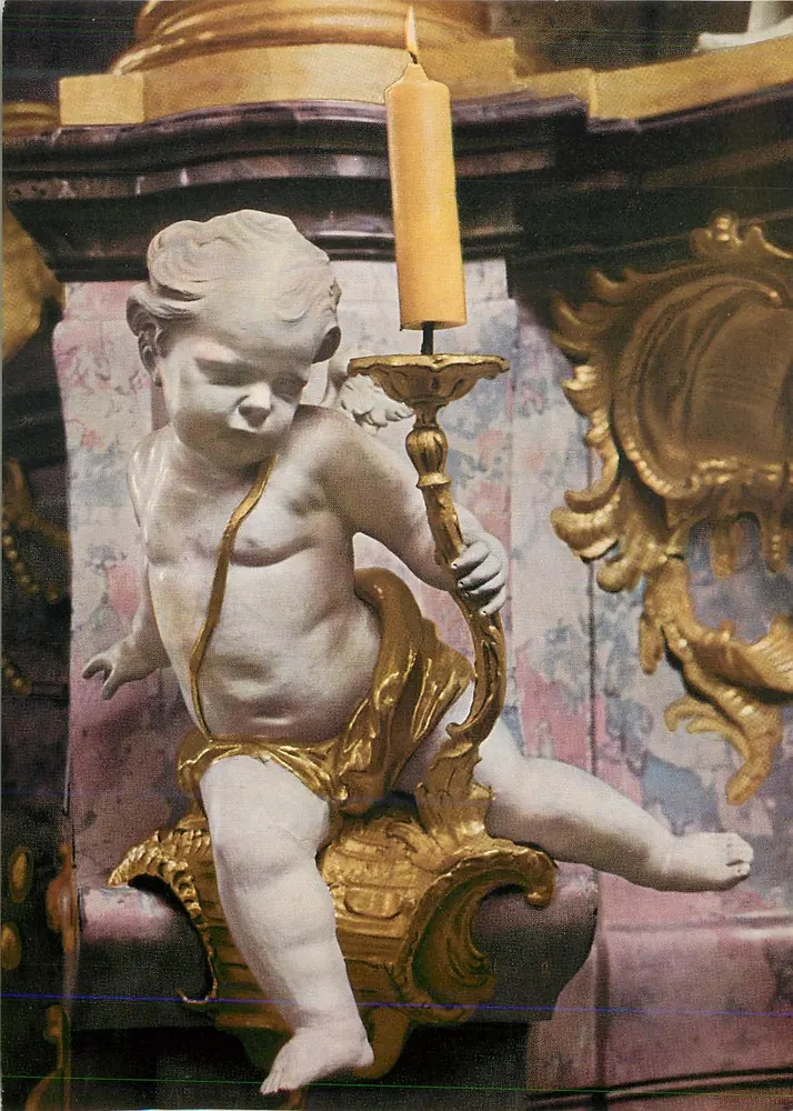Chérubim esculpido — estátua de cera segurando uma vela — editor Kunstmann, série No 7414 - Frente