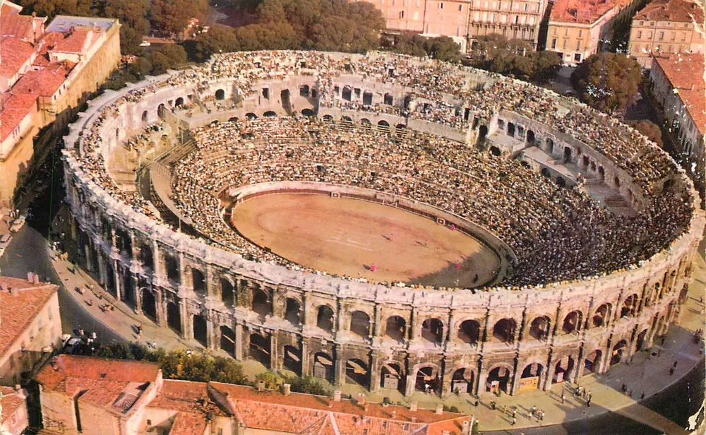 Les Arènes de Nîmes — amphithéâtre romain — Éditions Lyoncolor - Frente