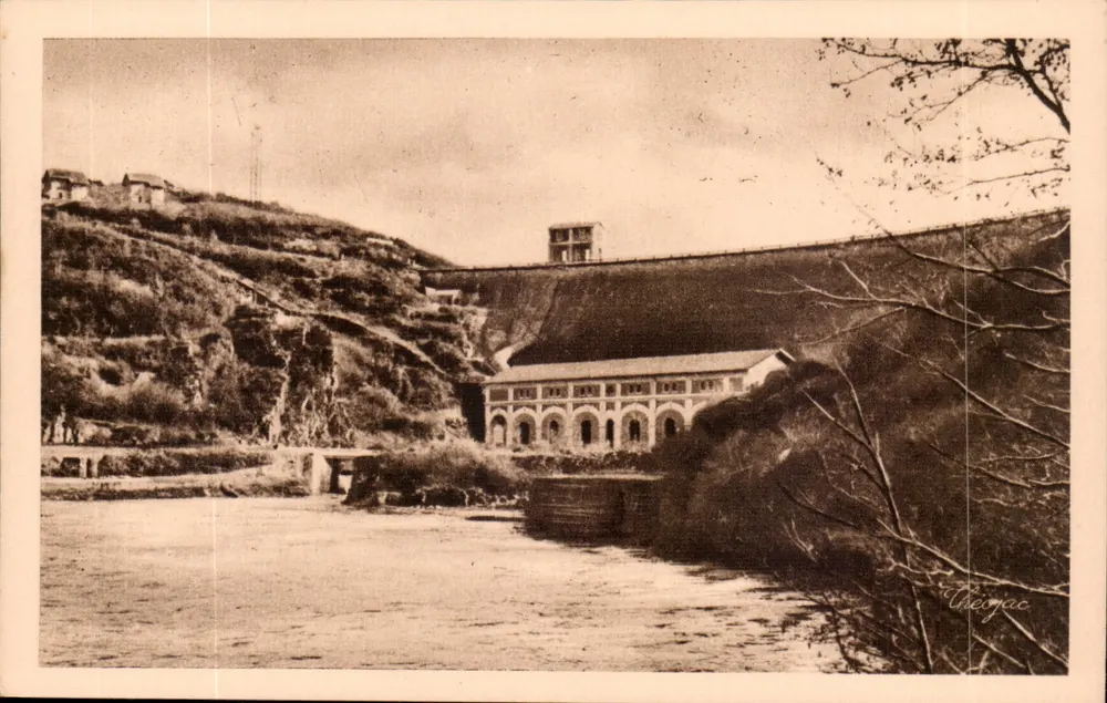Barragem de Eguzon — Vista do leito inferior — Les Éditions Modernes Théojac - Frente