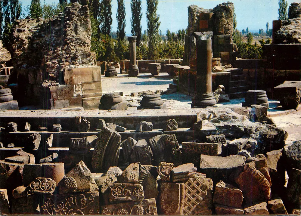 Ruínas de um templo antigo — detalhes escultóricos nos blocos — editor e número de série não legíveis - Frente