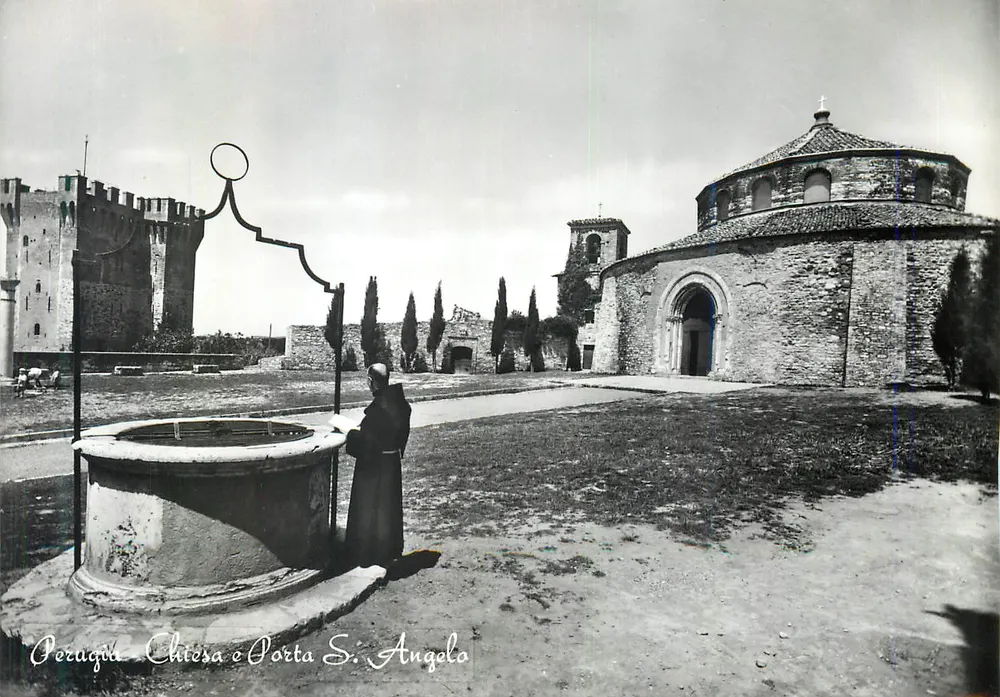 Perugia — Igreja e Porta São Ângelo — Editor N. Pellegrini, n° 273 - Frente
