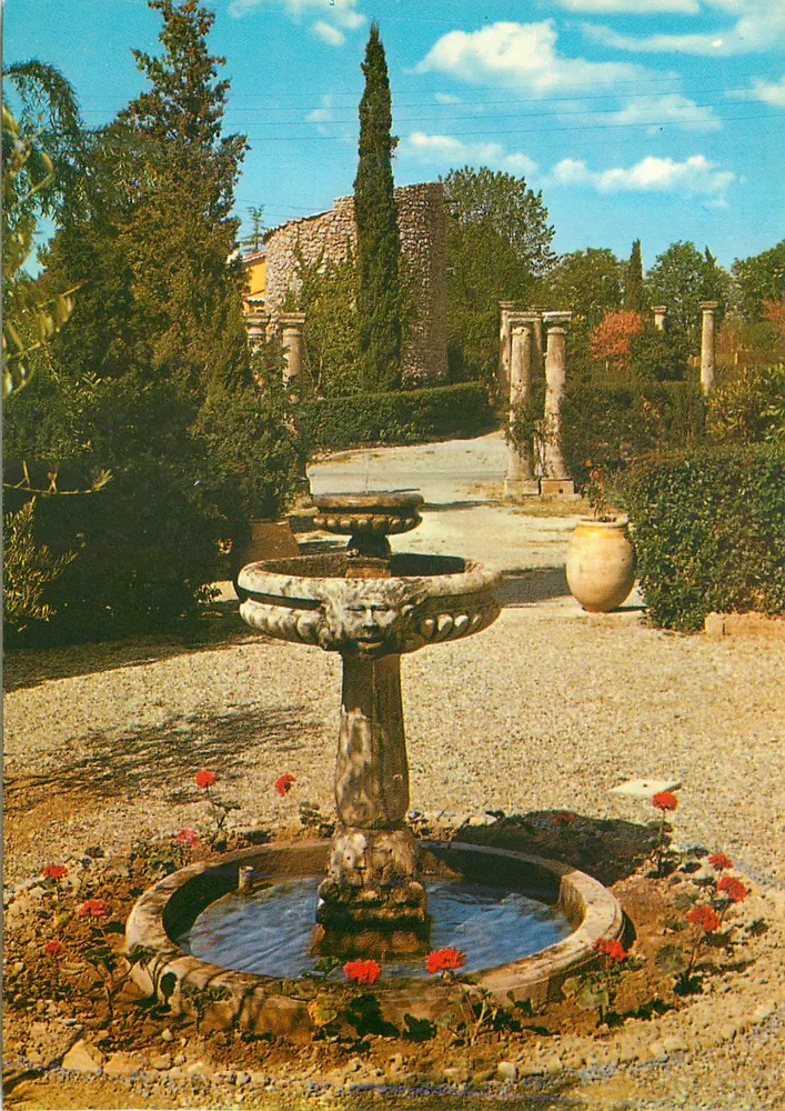 Fontanna Butte des Trois Moulin — La Cité du Roy René — Éditions de France - Awers