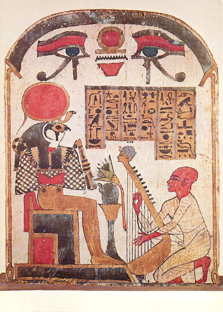 Musiker Djed Khonsou feiert Ra Horakhti — Stuck- und bemalte Holzstele — Editionen der Nationalmuseen - Vorderseite