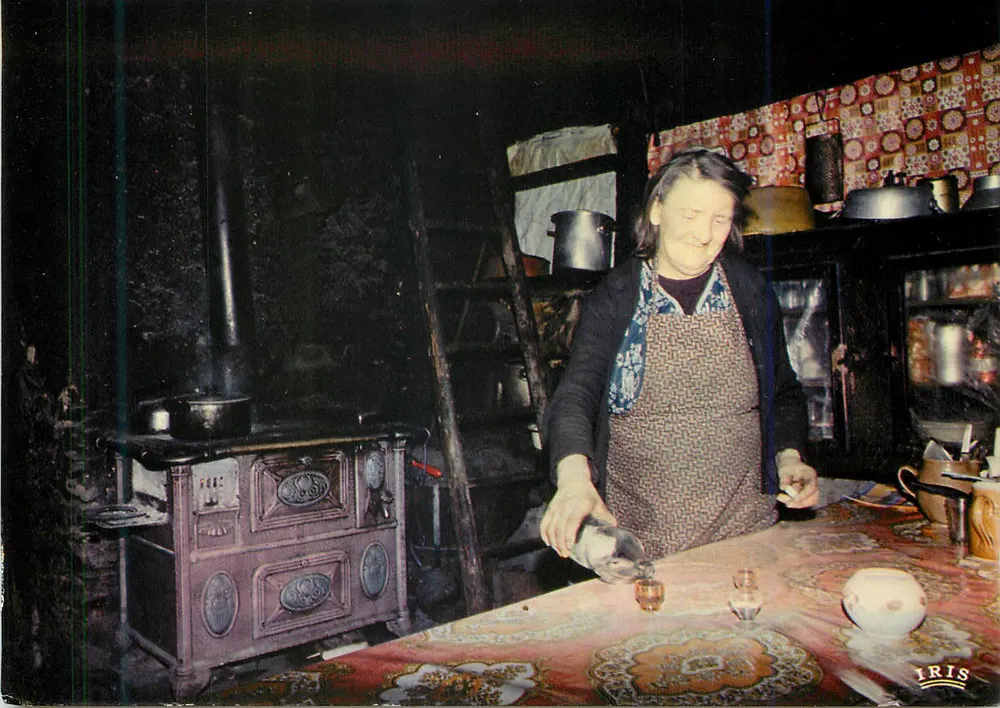 Interior de uma fazenda na montanha — França — IRIS - Frente
