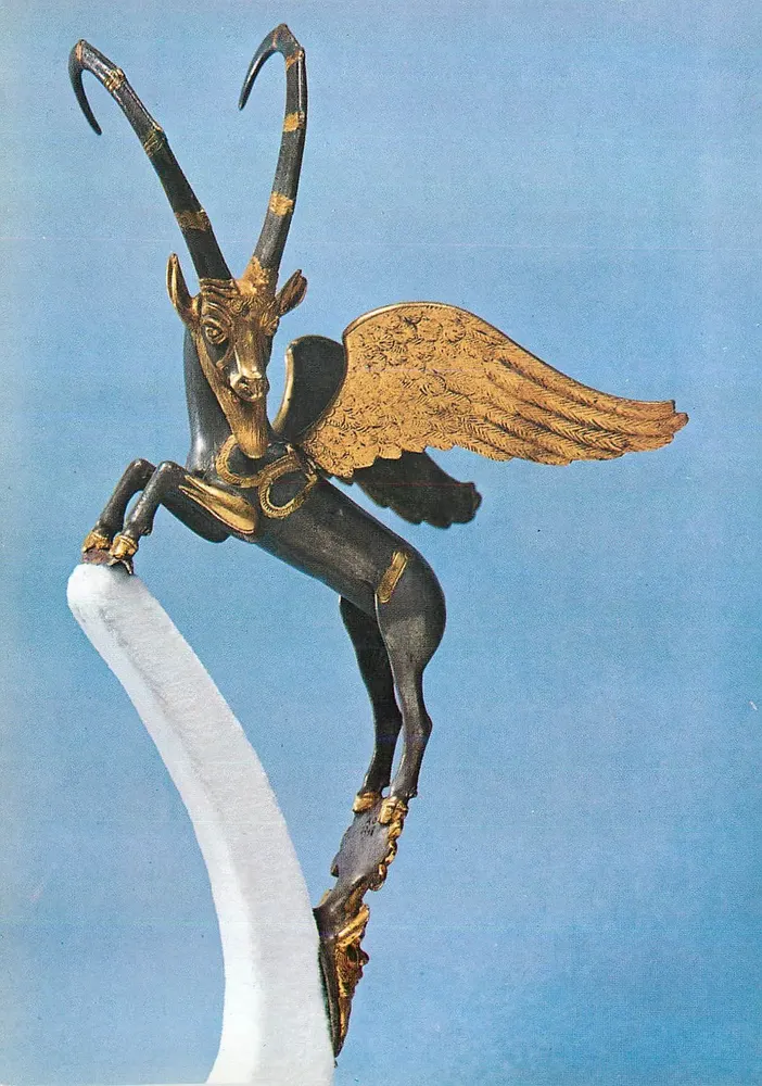 Gigante alado — escultura em prata dourada — Museu do Louvre, Paris - Frente
