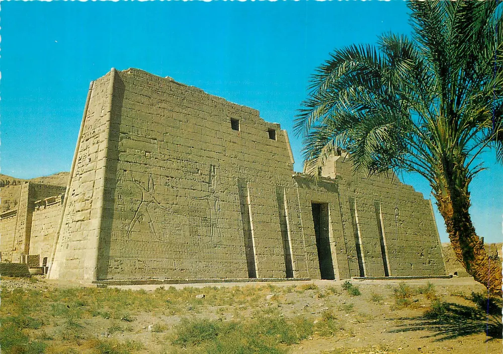 Medinet Habou — Voorzijde van het tempel van Ramsès III — Krüger 747/32 - Voorkant