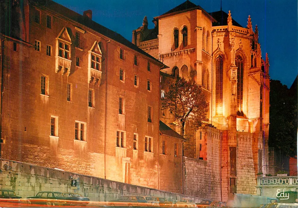 Chambéry (Savoie) — Das Schloss der Herzöge von Savoyen beleuchtet, rechts die Sainte-Chapelle — Éditions EDY - Vorderseite