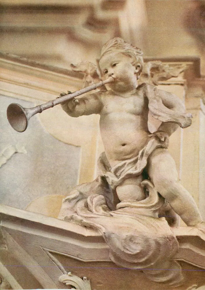 Statue eines Putto, der eine Trompete spielt — Stadtpfarrkirche Isny — Verlag Kunstverlag Ettal, Nr. 7062 - Vorderseite