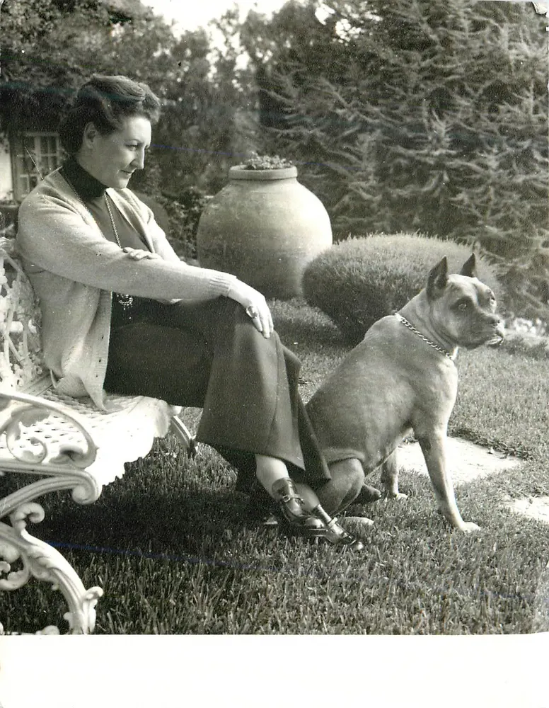 Frau und Hund im Garten — Schwarz-Weiß-Foto — kein Verleger oder Seriennummer sichtbar - Vorderseite