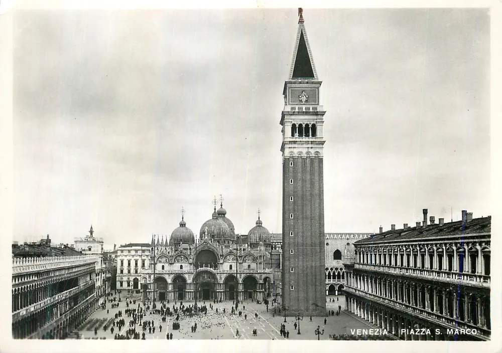 Veneza - Piazza S. Marco — vista panorâmica com o campanário e a basílica — editor Vera Fotografia, Turim - Frente