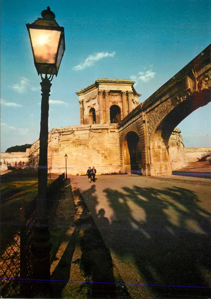 Montpellier (Hérault) — O aqueduto Saint-Clément e o castelo do Peyrou — Foto J. Sierpinsk - Frente