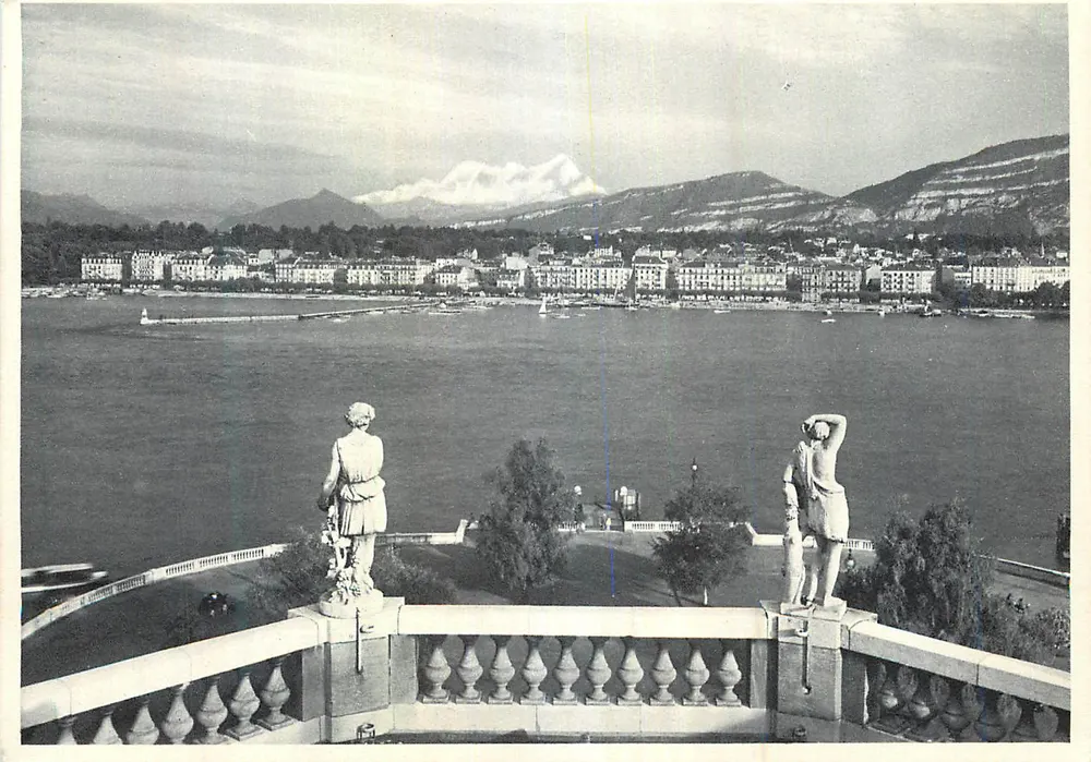 Genebra, a Baía e o Monte Branco — vista de um balcão com duas estátuas — Edição O. Sartori, Lausana - Frente