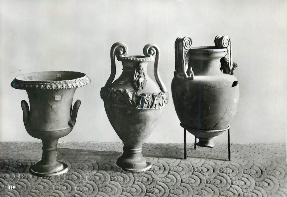 Orvieto - Fondazione Faina - Etruskisches Museum — Krater und Amphoren mit Silberresten - Vorderseite