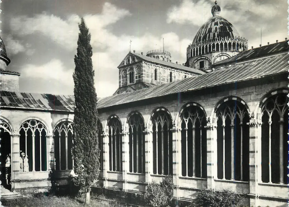 Pisa - Eine Ecke des Camposanto mit der Kuppel des Duomo — Vera Fotografia, n° 47 - Vorderseite