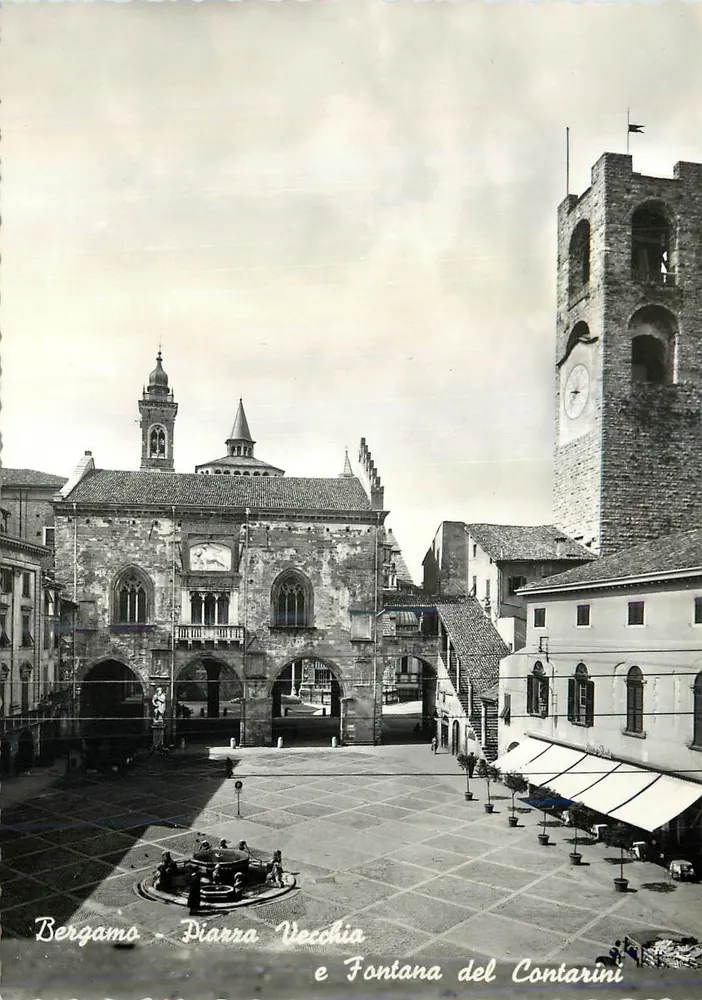 Bergamo - Piazza Vecchia e Fontana del Contarini — Bromofoto Milano - Recto
