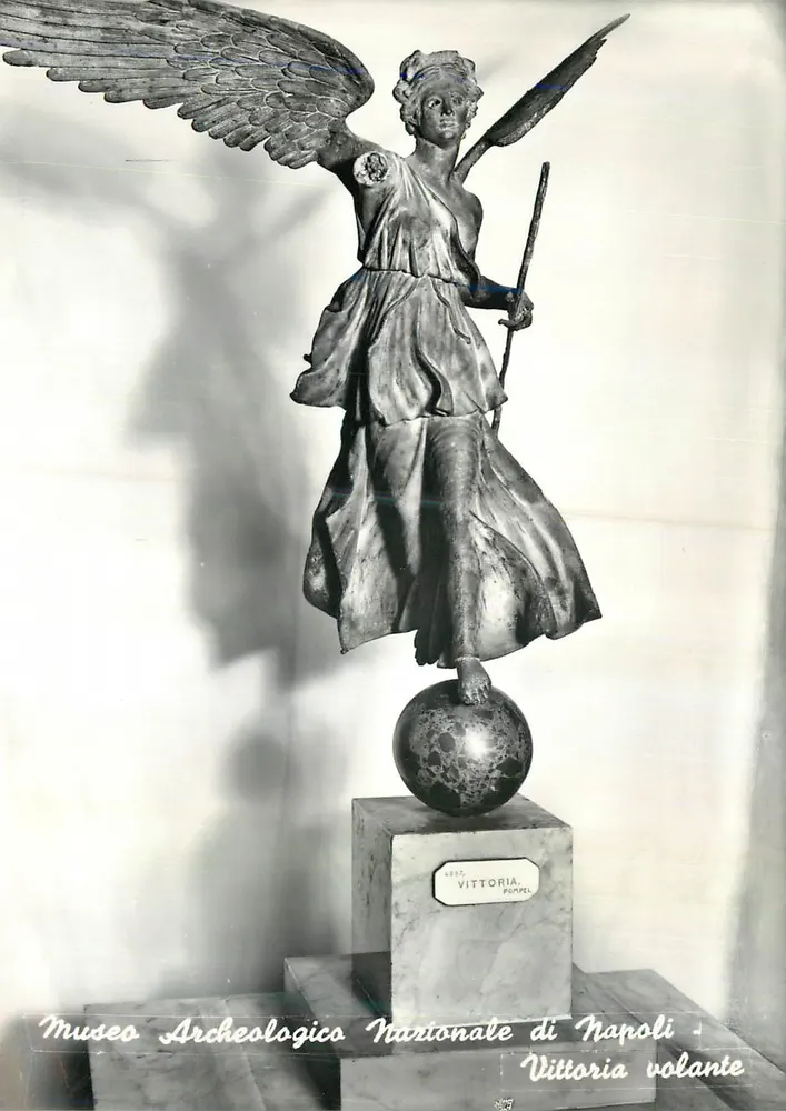 Vittoria Volante — Statue im Nationalen Archäologischen Museum von Neapel — Bromofoto Milano - Vorderseite