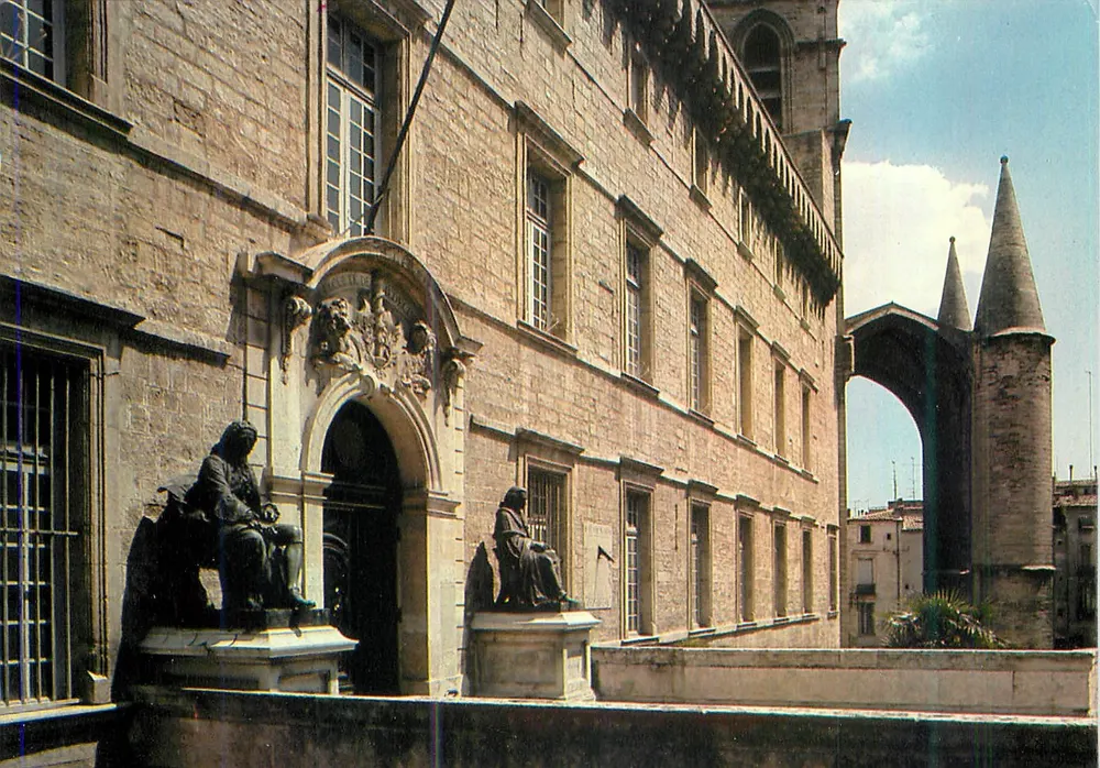 Montpellier (Hérault) — A Faculdade de Medicina e o portal da catedral Saint-Pierre (século XII) — Foto J. SierpinskI - Frente