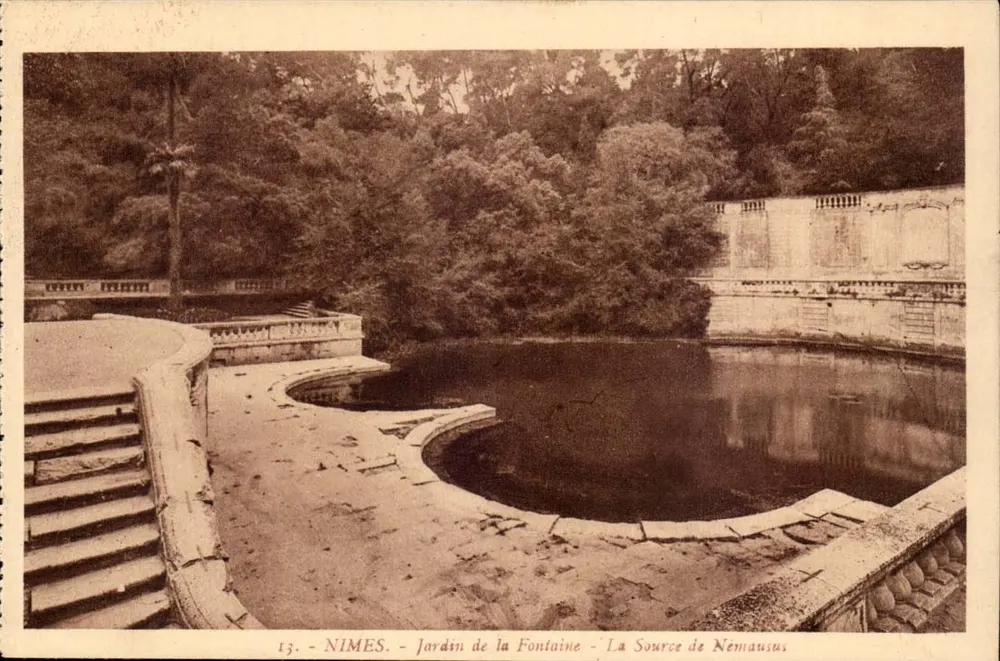 Nîmes - Jardin de la Fontaine - La Source de Némausus - Recto