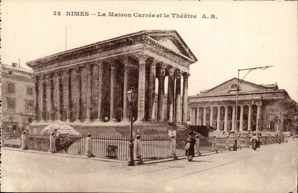 Nîmes — La Maison Carrée et le Théâtre — A.R. - Recto