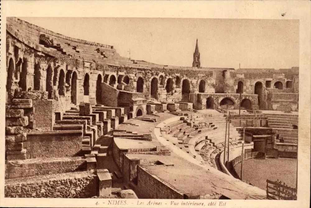 Nîmes - Las Arenas - Vista interior, lado Este - Anverso
